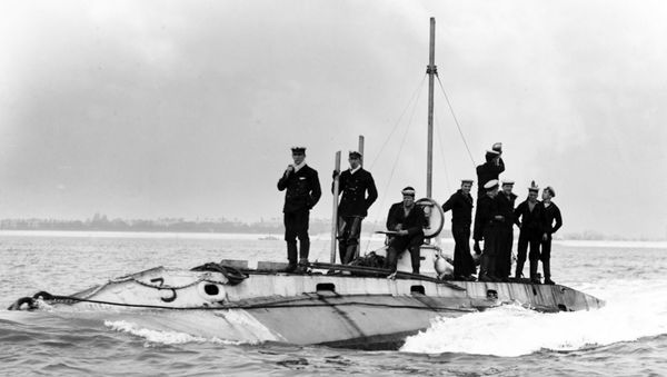 Early 20th century British submariners looking nonchalant, and smoking their pipes as they ride on the casing of their boat, HMS Holland 3 - Sputnik International