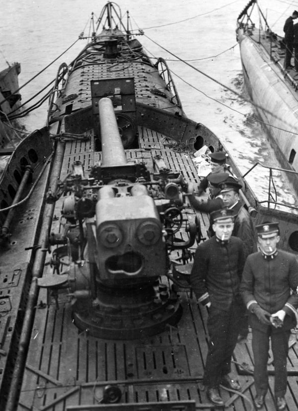 US Navy and Royal Navy sailors inspect A German WW1 U-boat after Germany’s surrender in 1918 - Sputnik International