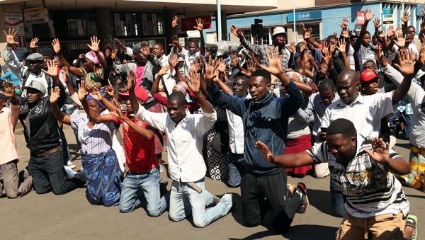 Supporters of the Movement for Democratic Change opposition party of Nelson Chamisa demonstrate outside the party's headquarters as they await results of general elections in Harare, Zimbabwe, August 1, 2018 - Sputnik International