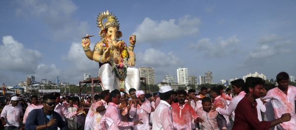 Hindu devotees pull a giant idol of the elephant-headed god Ganesha to immerse it in the Arabian Sea on the final day of the ten-day long Ganesh Chaturthi festival in Mumbai, India, Tuesday, Sept. 5, 2017 Hindu devotees pull a giant idol of the elephant-headed god Ganesha to immerse it in the Arabian Sea on the final day of the ten-day long Ganesh Chaturthi festival in Mumbai, India, Tuesday, Sept. 5, 2017 - Sputnik International