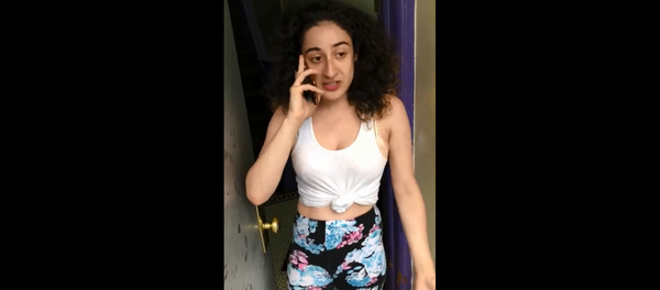 Darsell Obregon gets cops called on her by fellow New Yorker Arabella Juniper Torres for hiding from the rain under her building's doorway. - Sputnik International