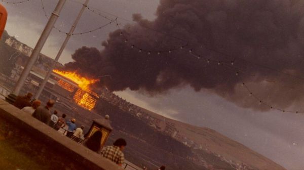 Holidaymakers watch the Summerland complex go up in flames from the other side of Douglas bay on August 2, 1973 Holidaymakers watch the Summerland complex go up in flames from the other side of Douglas bay on August 2, 1973 - Sputnik International