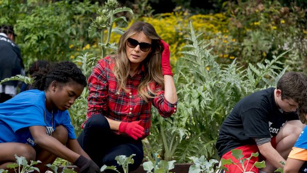 First lady Melania Trump participates in an harvesting and planting event with the Boys and Girls Club of Washington in the White House Kitchen Garden on the South Lawn of the White House, Friday, Sept. 22, 2017, in Washington - Sputnik International