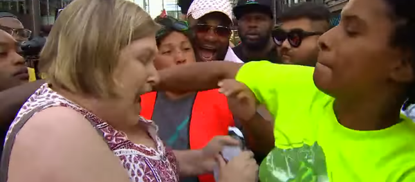 Minnesota woman gets punched for ripping up a demonstrator's protest sign during a rally protesting the fatal shooting of Thurman Blevins - Sputnik International