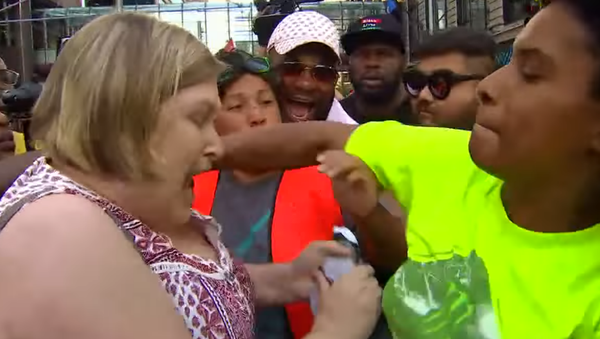 Minnesota woman gets punched for ripping up a demonstrator's protest sign during a rally protesting the fatal shooting of Thurman Blevins - Sputnik International