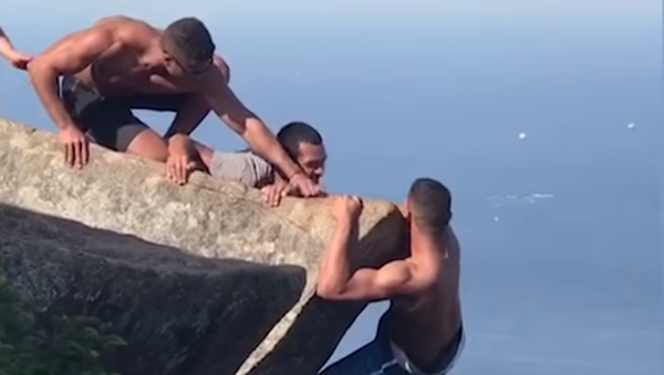 Thrillseeker hangs from Brazil's Pedra da Gávea, but needs help getting back to safety. - Sputnik International