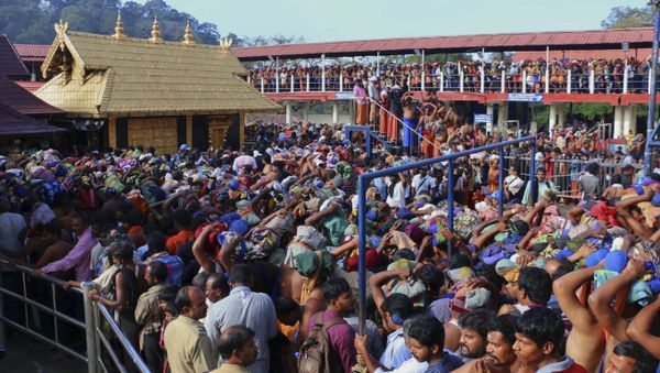 In this Dec. 1, 2015 photo, Hindu worshippers queue during a pilgrimage at the Sabarimala temple in the southern Indian state of Kerala - Sputnik International