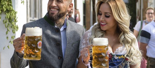 Munich soccer player Arturo Vidal arrives with his wife Maria Teresa Matus at the Oktoberfest in Munich, Germany, Saturday, Sept. 23, 2017. - Sputnik International