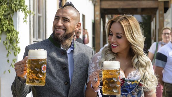 Munich soccer player Arturo Vidal arrives with his wife Maria Teresa Matus at the Oktoberfest in Munich, Germany, Saturday, Sept. 23, 2017. - Sputnik International