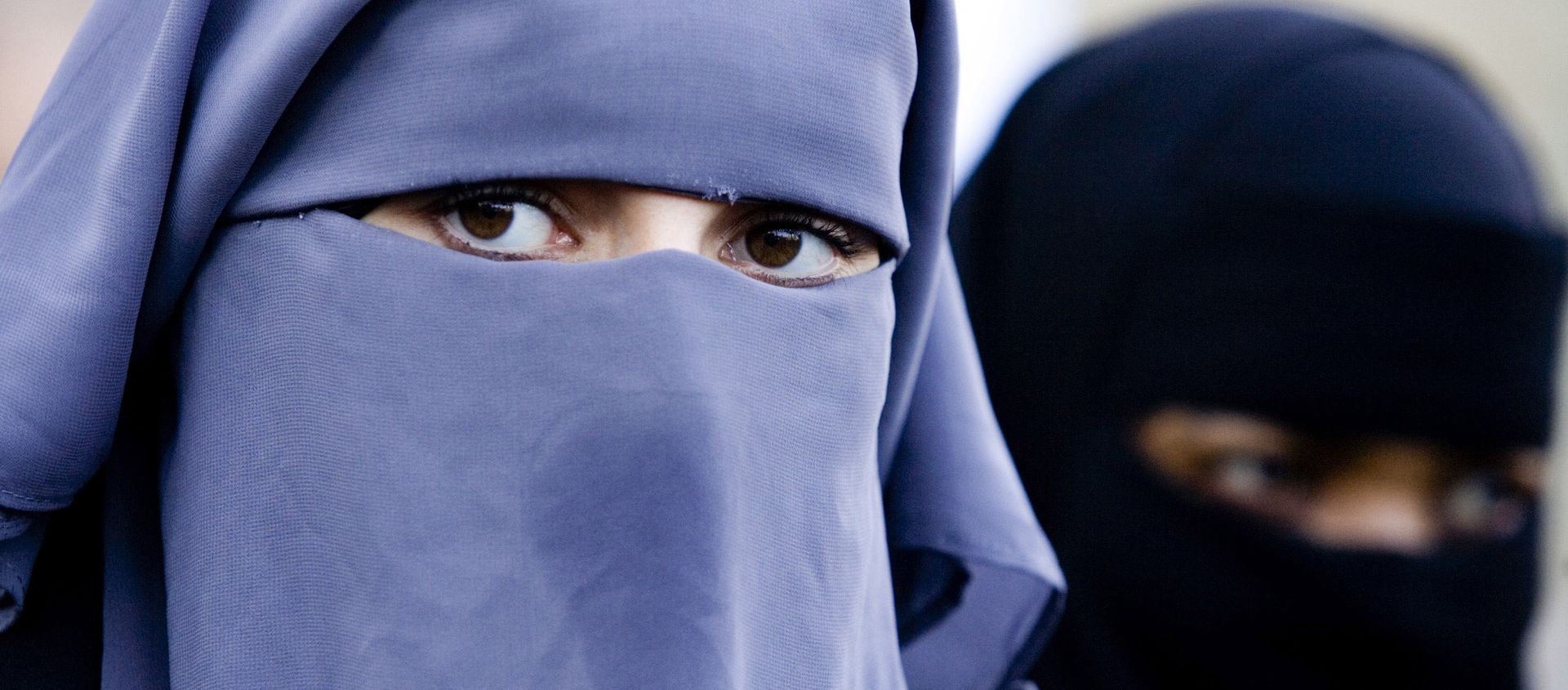 In this 30 November 2006 file photo, unidentified women are seen wearing niqabs during a demonstration outside the Dutch parliament against a proposed ban on the burqa, in The Hague, Netherlands. In this 30 November 2006 file photo, unidentified women are seen wearing niqabs during a demonstration outside the Dutch parliament against a proposed ban on the burqa, in The Hague, Netherlands. - Sputnik International, 1920, 22.07.2020