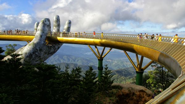 Golden Bridge Cau Vang in Vietnam Held by Giant Concrete Hands - Sputnik International
