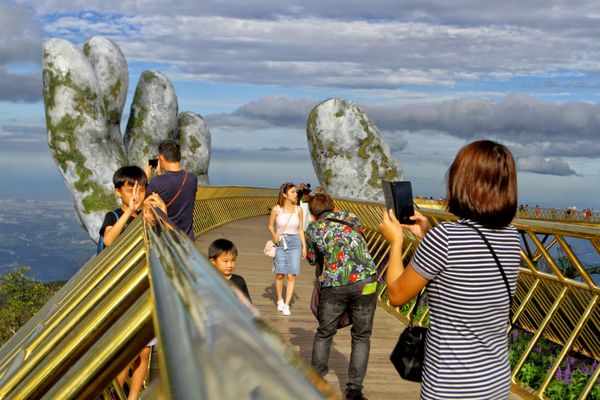 Golden Bridge Cau Vang in Vietnam Held by Giant Concrete Hands Golden Bridge Cau Vang in Vietnam Held by Giant Concrete Hands - Sputnik International