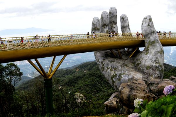 Golden Bridge Cau Vang in Vietnam Held by Giant Concrete Hands Golden Bridge Cau Vang in Vietnam Held by Giant Concrete Hands - Sputnik International