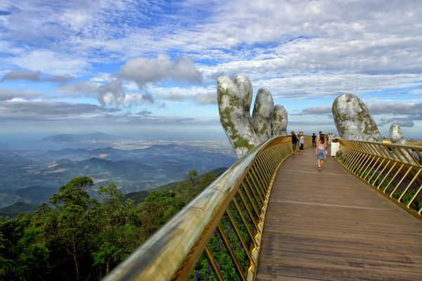 Golden Bridge Cau Vang in Vietnam Held by Giant Concrete Hands Golden Bridge Cau Vang in Vietnam Held by Giant Concrete Hands - Sputnik International