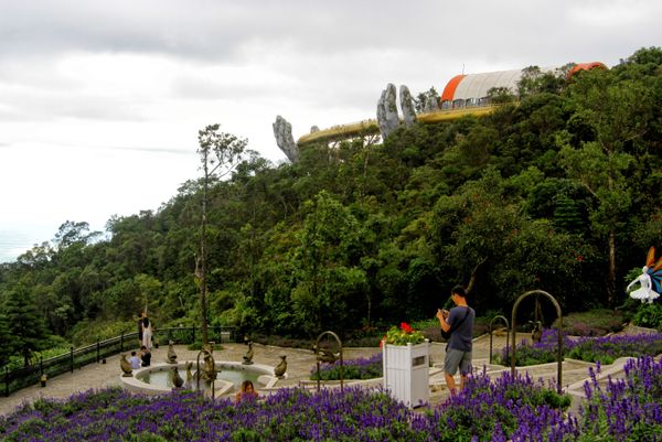 Golden Bridge Cau Vang in Vietnam Held by Giant Concrete Hands Golden Bridge Cau Vang in Vietnam Held by Giant Concrete Hands - Sputnik International