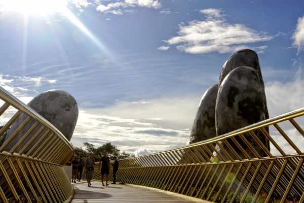Golden Bridge Cau Vang in Vietnam Held by Giant Concrete Hands Golden Bridge Cau Vang in Vietnam Held by Giant Concrete Hands - Sputnik International