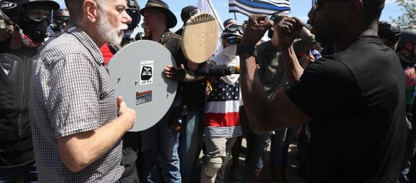Right-wing supporters of the Patriot Prayer group (L) exchange words with a counter-demonstrator during a rally in Portland, Oregon, U.S. August 4, 2018. Right-wing supporters of the Patriot Prayer group (L) exchange words with a counter-demonstrator during a rally in Portland, Oregon, U.S. August 4, 2018. - Sputnik International