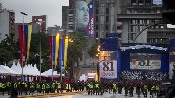 Venezuela's Bolivarian National guards officers occupy the Bolivar Avenue where the government said that a drone armed with explosives detonated near Venezuelan President Nicolas Maduro in Caracas, Venezuela, Saturday, Aug. 4, 2018 - Sputnik International