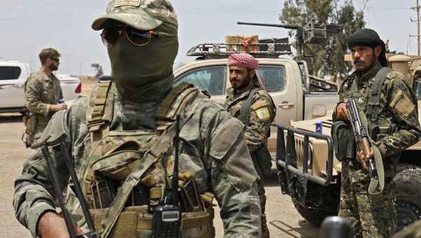The Syrian Democratic Forces and US soldiers (L) gather at the al-Tanak oil field as they prepare to relaunch a military campaign against Daesh , near Abu Kamal, province of Deir Ezzor, eastern Syria on May 1, 2018 - Sputnik International