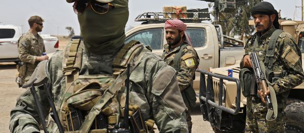 The Syrian Democratic Forces and US soldiers (L) gather at the al-Tanak oil field as they prepare to relaunch a military campaign against Daesh , near Abu Kamal, province of Deir Ezzor, eastern Syria on May 1, 2018 The Syrian Democratic Forces and US soldiers (L) gather at the al-Tanak oil field as they prepare to relaunch a military campaign against Daesh , near Abu Kamal, province of Deir Ezzor, eastern Syria on May 1, 2018 - Sputnik International