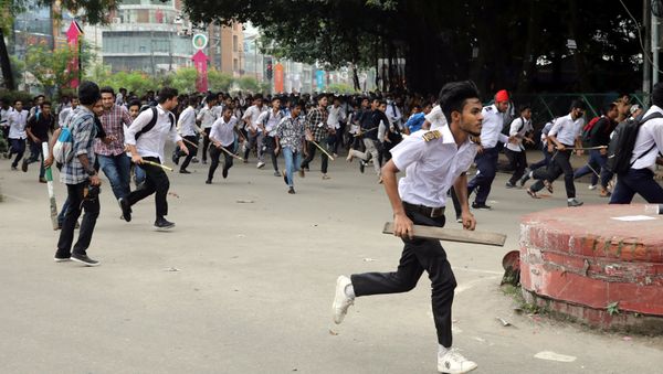 Students runs back during clashes with unidentified miscreants while protesting over recent traffic accidents that killed a boy and a girl, in Dhaka, Bangladesh, August 4, 2018 - Sputnik International
