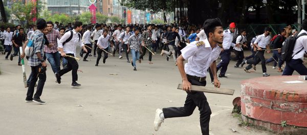 Students runs back during clashes with unidentified miscreants while protesting over recent traffic accidents that killed a boy and a girl, in Dhaka, Bangladesh, August 4, 2018 Students runs back during clashes with unidentified miscreants while protesting over recent traffic accidents that killed a boy and a girl, in Dhaka, Bangladesh, August 4, 2018 - Sputnik International
