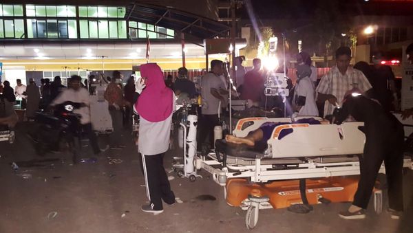 Hospital staff treat patients outside a hospital after an earthquake rocked Indonesia's Lombok island, in Mataram on August 5, 2018. Hospital staff treat patients outside a hospital after an earthquake rocked Indonesia's Lombok island, in Mataram on August 5, 2018. - Sputnik International