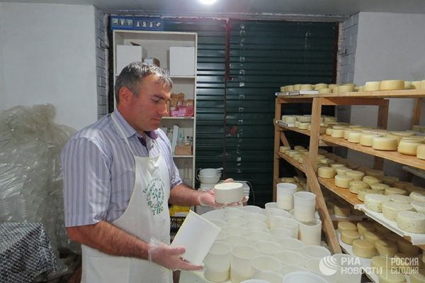 Magomed Aliyev making goat cheese. Magomed Aliyev making goat cheese. - Sputnik International