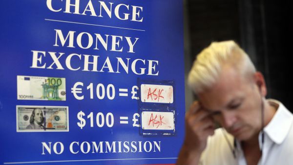 A man passes a currency exchange board in London A man passes a currency exchange board in London - Sputnik International