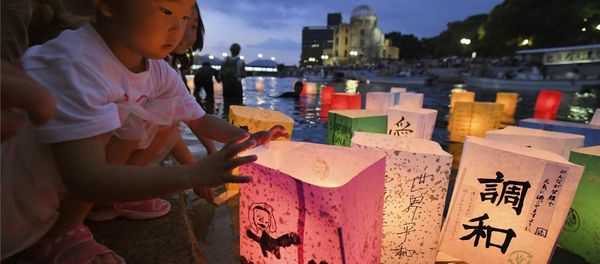 A girl releases paper lanterns on the Motoyasu river facing the gutted Atomic Bomb Dome in remembrance of atomic bomb victims on the 73rd anniversary of the bombing of Hiroshima, western Japan, August 6, 2018 A girl releases paper lanterns on the Motoyasu river facing the gutted Atomic Bomb Dome in remembrance of atomic bomb victims on the 73rd anniversary of the bombing of Hiroshima, western Japan, August 6, 2018 - Sputnik International