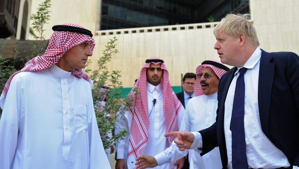 Saudi Foreign Minister Adel al-Jubeir (L) and his British counterpart Boris Johnson (R) tour the site of the first British embassy in the historic quarter of Jeddah on January 25, 2018. - Sputnik International
