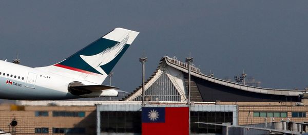 Hong Kong's Cathay Pacific Airways passenger plane takes off near a Taiwanese national flag at Taoyuan International Airport, Taiwan August 6, 2018 Hong Kong's Cathay Pacific Airways passenger plane takes off near a Taiwanese national flag at Taoyuan International Airport, Taiwan August 6, 2018 - Sputnik International
