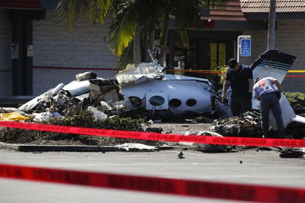 Investigators survey the wreckage of a twin-engine aircraft that crashed on Sunday near the South Coast Plaza shopping center Monday, Aug. 6, 2018, in Santa Ana, Calif. - Sputnik International