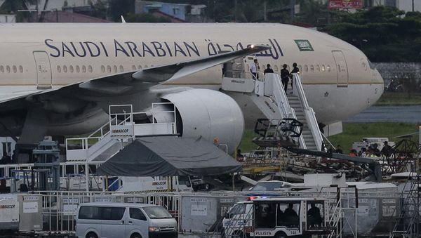 Security stand on the stairs of the Saudi Arabian Airlines plane Flight SV872 from Jiddah as it stays at an isolated area at Manila's International Airport in Pasay, south of Manila, Philippines on Tuesday, Sept. 20, 2016 - Sputnik International
