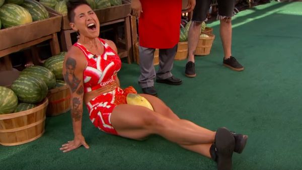 Woman Crushes Watermelons with Her Thighs - Sputnik International