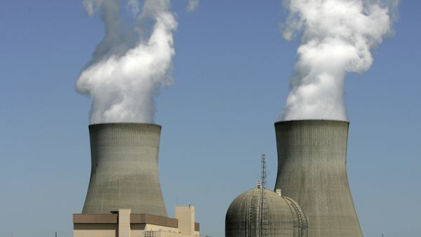 In this photo taken April 28, 2010, steam rises from the cooling towers of nuclear reactors at Plant Vogtle, in Waynesboro, Ga. - Sputnik International