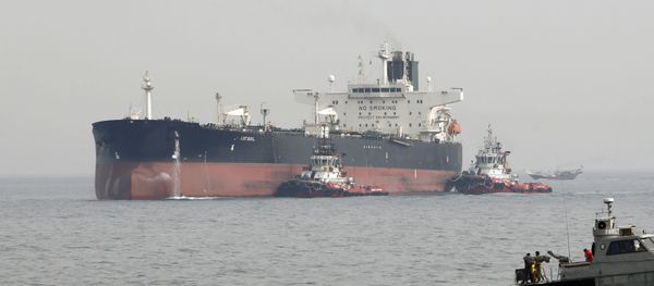 A picture taken on March 12, 2017, shows an Iranian military speedboat patrols the waters as a tanker perpares to dock at the oil facility in the Khark Island, on the shore of the Gulf A picture taken on March 12, 2017, shows an Iranian military speedboat patrols the waters as a tanker perpares to dock at the oil facility in the Khark Island, on the shore of the Gulf - Sputnik International