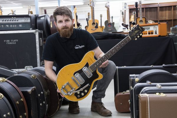 Gardiner Houlgate expert and auctioneer Luke Hobbs holds the Maton  - Sputnik International