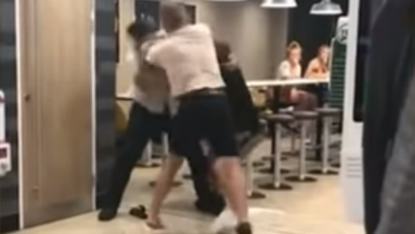 Two teenagers gang up on McDonald's employee after being asked to leave - Sputnik International