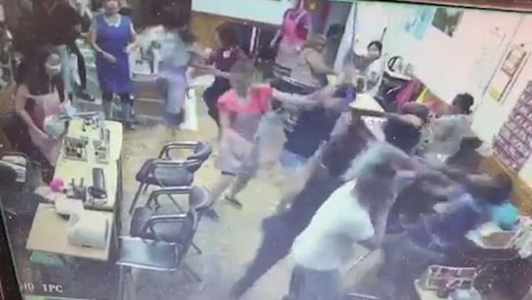 Surveillance footage shows multiple women punching and pushing each other in a Brooklyn nail salon - Sputnik International