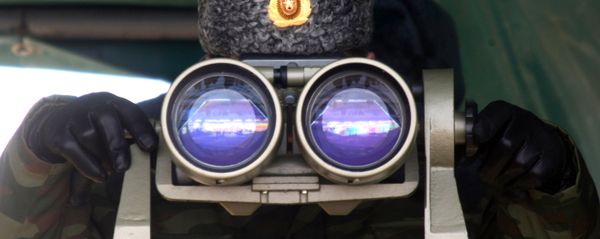 Servicemember of the 76th Guards Airborne Assault Division using binoculars during exercises (file). - Sputnik International