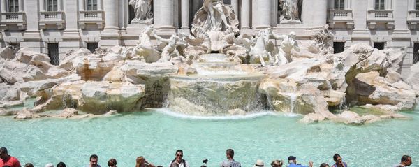 Turists are granted access to the border of renown Trevi Fountain in ordinate and controlled flow, under the supervision of two associations of volunteers, Tuesday, July 25, 2017. - Sputnik International
