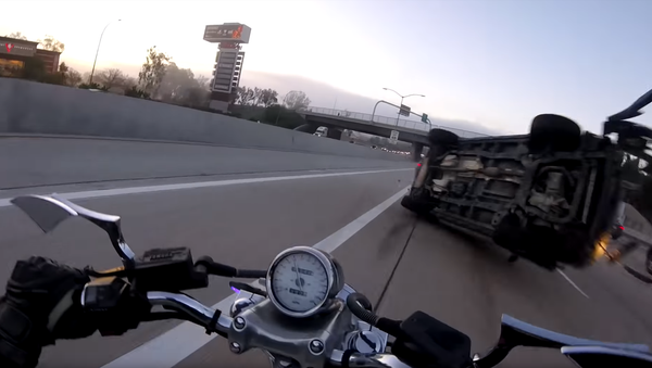 Motorcyclist Severely Injured, Almost Killed After SUV Swerves Into Lane - Sputnik International