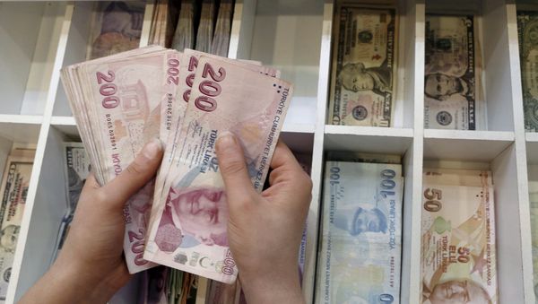 A money changer counts Turkish lira bills at an currency exchange office in central Istanbul, Turkey. - Sputnik International