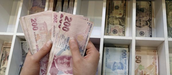 A money changer counts Turkish lira bills at an currency exchange office in central Istanbul, Turkey. - Sputnik International