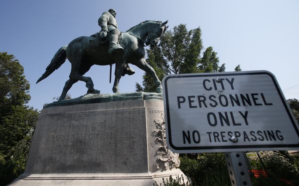 In this Monday, Aug. 6, 2018 photo, a No Trespassing sign is displayed in front of a statue of Robert E. Lee in Charlottesville, Va., at the park that was the focus of the Unite the Right rally. Pressure to take down America’s monuments honoring slain Confederate soldiers and the generals who led them didn’t start with Charlottesville. But the deadly violence that rocked the Virginia college town a year ago gave the issue an explosive momentum. - Sputnik International