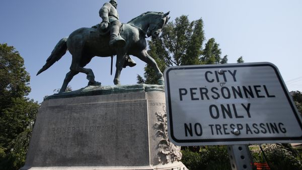 In this Monday, Aug. 6, 2018 photo, a No Trespassing sign is displayed in front of a statue of Robert E. Lee in Charlottesville, Va., at the park that was the focus of the Unite the Right rally. Pressure to take down America’s monuments honoring slain Confederate soldiers and the generals who led them didn’t start with Charlottesville. But the deadly violence that rocked the Virginia college town a year ago gave the issue an explosive momentum. - Sputnik International