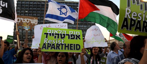 Israeli Arabs and their supporters take part in a rally to protest against Jewish nation-state law in Rabin square in Tel Aviv - Sputnik International