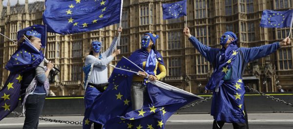 Pro-remain supporters of Britain staying in the EU, wear EU flag masks as they take part in an anti-Brexit protest outside the Houses of Parliament in London, Monday, Sept. 11, 2017. Lawmakers are due to vote late Monday or early Tuesday on the European Union (Withdrawal) Bill, which aims to convert around 12,000 EU laws and regulations into domestic statute on the day the country leaves the bloc in March 2019 Pro-remain supporters of Britain staying in the EU, wear EU flag masks as they take part in an anti-Brexit protest outside the Houses of Parliament in London, Monday, Sept. 11, 2017. Lawmakers are due to vote late Monday or early Tuesday on the European Union (Withdrawal) Bill, which aims to convert around 12,000 EU laws and regulations into domestic statute on the day the country leaves the bloc in March 2019 - Sputnik International