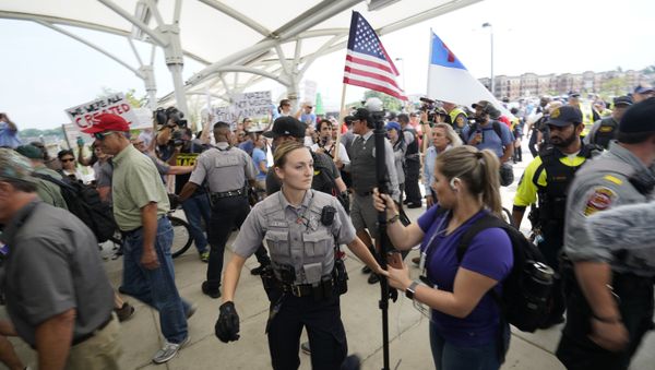 White supremacists enter the Vienna metro station in Vienna, Va., near Washington DC on Sunday, Aug. 12, 2018. - Sputnik International